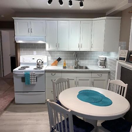 Newly Renovated Basement Suite! 莱斯布里奇 外观 照片
