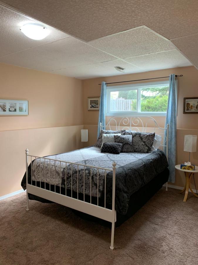 Newly Renovated Basement Suite! 莱斯布里奇 外观 照片