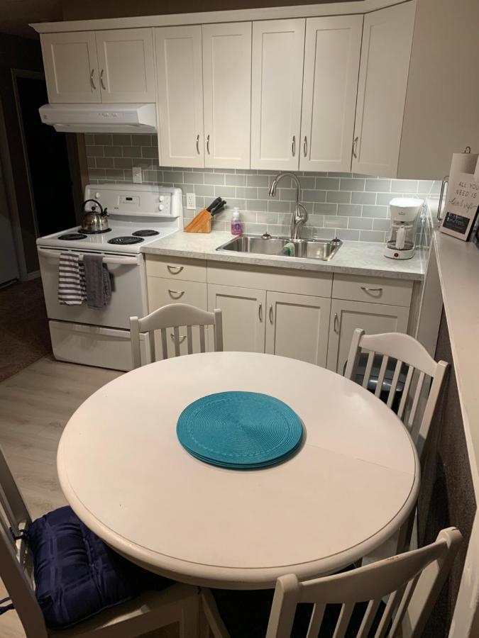 Newly Renovated Basement Suite! 莱斯布里奇 外观 照片