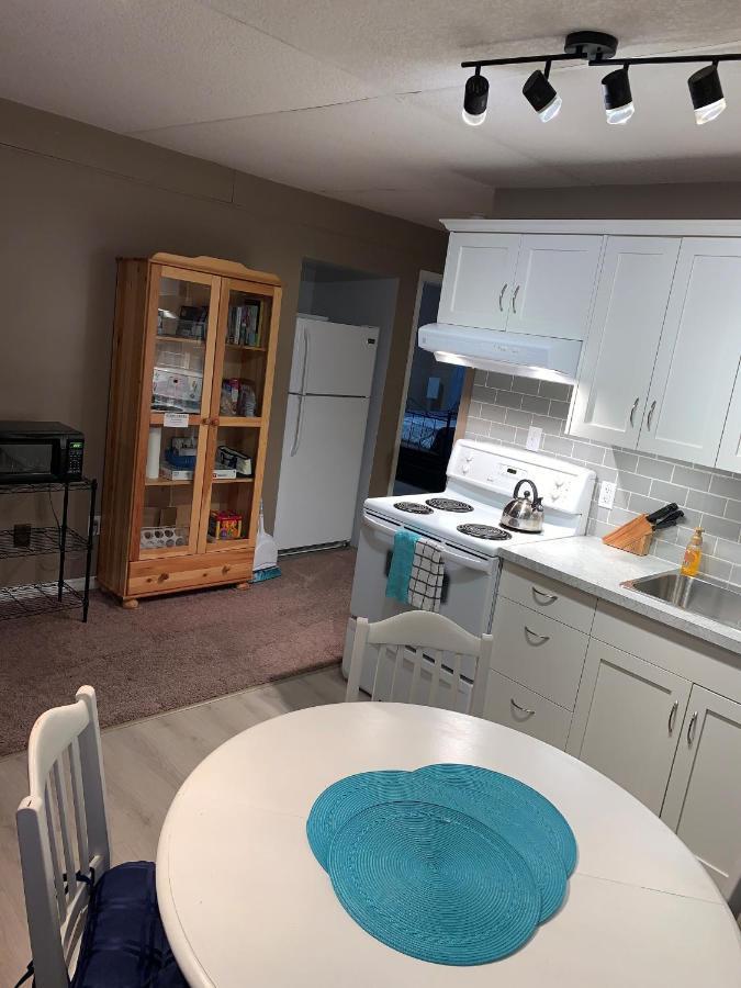 Newly Renovated Basement Suite! 莱斯布里奇 外观 照片