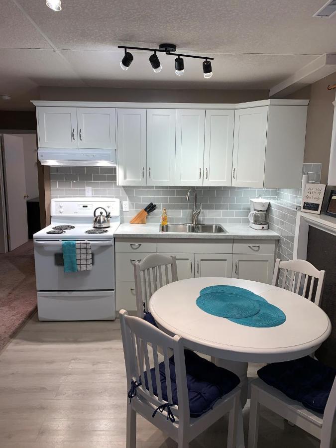 Newly Renovated Basement Suite! 莱斯布里奇 外观 照片