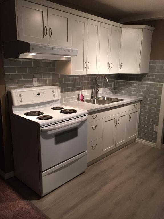 Newly Renovated Basement Suite! 莱斯布里奇 外观 照片