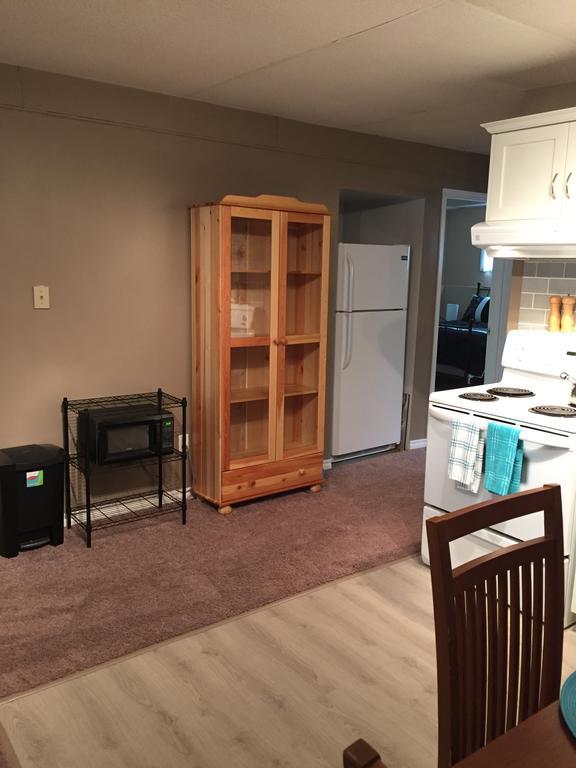 Newly Renovated Basement Suite! 莱斯布里奇 外观 照片