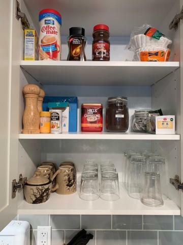 Newly Renovated Basement Suite! 莱斯布里奇 外观 照片