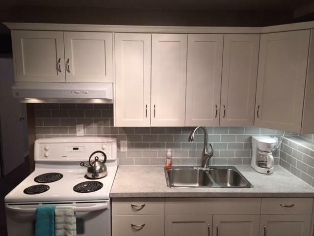 Newly Renovated Basement Suite! 莱斯布里奇 外观 照片