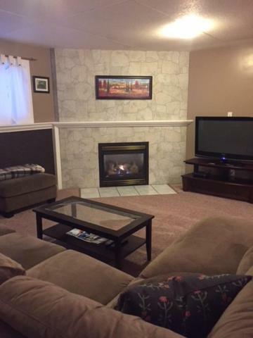 Newly Renovated Basement Suite! 莱斯布里奇 外观 照片
