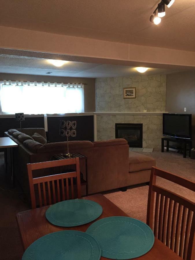 Newly Renovated Basement Suite! 莱斯布里奇 外观 照片