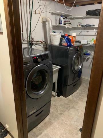 Newly Renovated Basement Suite! 莱斯布里奇 外观 照片