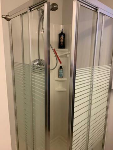 Newly Renovated Basement Suite! 莱斯布里奇 外观 照片