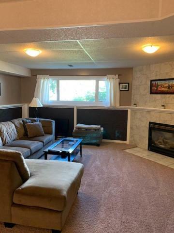 Newly Renovated Basement Suite! 莱斯布里奇 外观 照片